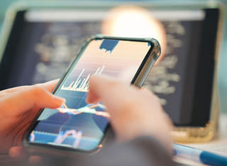 Investor reviewing clear fund transfer and withdrawal procedures